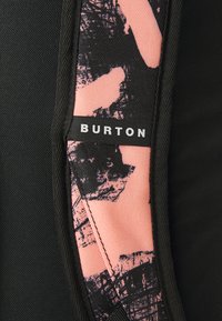 Caratteristiche dello zaino Burton: tessuto nero con accento a motivo rosa e nero, forma rettangolare, etichetta con marchio, texture liscia e bordi a contrasto.