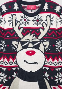 Maglione a maglia con un renna dotata di corna, occhiali da sole e naso rosso. La combinazione di colori comprende pattern in navy, bianco, rosso e grigio.