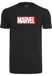 Juodas medvilnės marškinėliai su ryškiu raudonu stačiakampiu MARVEL logotipu baltu šriftu, trumpomis rankovėmis, apvaliu kaklu ir glotnia tekstūra.