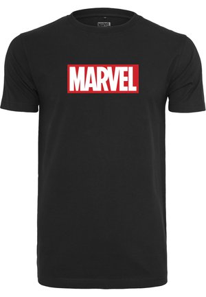Sort bomulds T-shirt med et dristigt rødt rektangulært MARVEL-logo i hvid, korte ærmer, rund crew halsudskæring og en glat overflade.