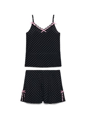 Set nero di canottiera e pantaloncini con piccoli pois rosa, fiocchi rosa sulle spalline e sui pantaloncini, e rifinitura in pizzo sullo scollo della canottiera.
