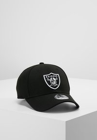 Melnā beisbola cepure ar izliekto maliņu. Priekšpusē ir balts iz�šūts Raiders logo. Izgatavota no izturīgas auduma.