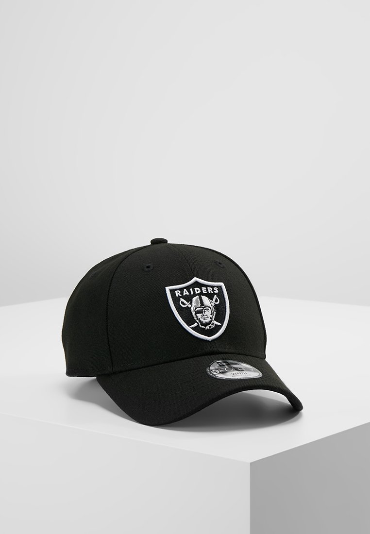 Melnā beisbola cepure ar izliekto maliņu. Priekšpusē ir balts izšūts Raiders logo. Izgatavota no izturīgas auduma.