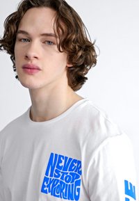 The North Face MOUNTAIN PLAY TEE - Hosszú ujjú felső - white