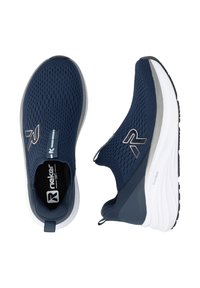 Baskets bleu marine sans lacets avec dessus en mesh respirant, semelle blanche rembourrée et languettes, vues de dessus et de côté.