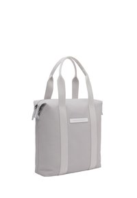 Sac fourre-tout gris en matériau lisse, doté de deux sangles en tissu, d'une fermeture éclair et d'un panneau avant avec une accent blanc horizontal.