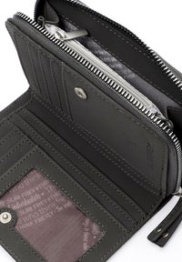 Portafoglio in pelle nera con chiusura a zip, più scomparti per carte e una finestra trasparente per l'ID; presenta cuciture a contrasto e un accento in metallo.