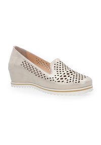 Klopová slip-on obuv z metalické béžové kůže, s perforovaným designem na svršku a texturovanou gumovou podrážkou s bílým pruhem.