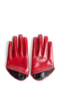 Piros bőrkesztyűk sima textúrával, a csukló közelében szegecses díszítéssel. Belső bélés fekete szövetből készült. Ötujjas kialakítás.