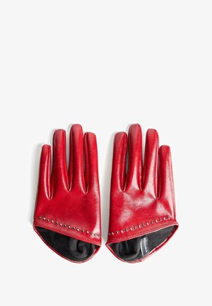 Rode leren handschoenen met een gladde textuur, voorzien van een studded accent bij de pols. De binnenvoering is gemaakt van zwart stof. Vijfvingerontwerp.