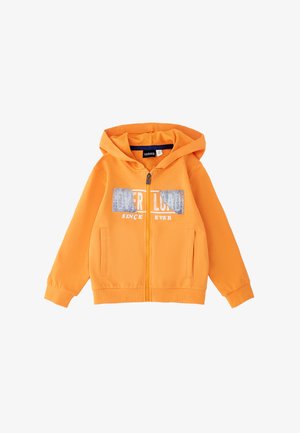 Sudadera con capucha para niños de color naranja, con cremallera, dos bolsillos delanteros y letras plateadas de lentejuelas parcialmente cubiertas en el pecho.