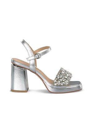 Sandal con tacco alto argento, con punta squadrata e tacco spesso. Presenta una parte superiore decorata con strass e una cinghia alla caviglia regolabile.