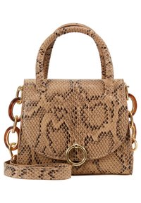Beige handväska med ormmönster, strukturerad form, bärhandtag, guldfärgade detaljer och avtagbar rem med sköldpaddsmönstrade inslag.