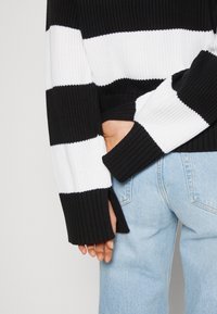 Calvin Klein Jeans LABEL CHUNKY SWEATER - Svetrík - black/bright white