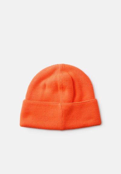 Pomarańczowa czapka beanie z prążkowanego dzianiny z podwiniętym mankietem, charakteryzująca się gładką teksturą i zaokrąglonym wierzchem, idealna na zimną pogodę.