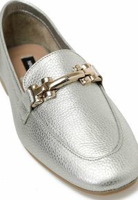 Strieborný kožený loafers s textúrovaným povrchom, s zlatým kovovým detailom pre dodatočný efekt. Klasický dizajn s okrúhlou špičkou.