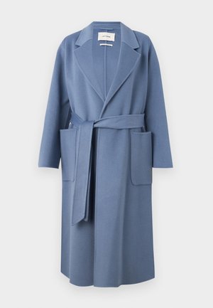 Manteau en mélange de laine bleu clair avec un col revers, des manches longues, une ceinture à la taille et deux poches avant ; texture lisse et design mi-long.