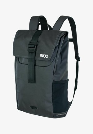 Schwarzer Nylon-Duffle-Rucksack mit verstellbaren Trägern, Klappenverschluss, vorderem Schnallenverschluss, Seitentasche und eingeprägtem Logo. Glatte Textur mit minimalistischem Design.