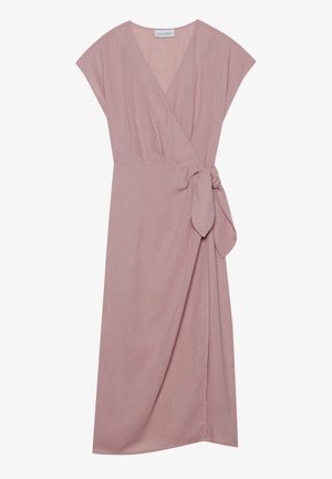 Kietova dress iz svetlo roza tkanine, s kratkimi rokavi, v-izrezom in nagubanim pasom za tekočo silhueto.