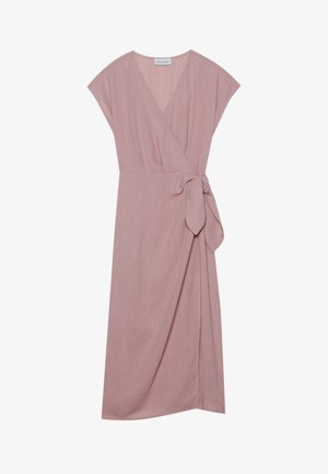 Vestido wrap en tela de rosa claro, con mangas cortas tipo capa, escote en V y un acento de cintura atada para una silueta fluida.