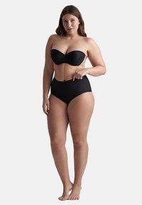 Zwarte strapless bikini top gecombineerd met hooggepolijste bikini onderkant, gemaakt van gladde stof met minimale naden, met een strak ontwerp.