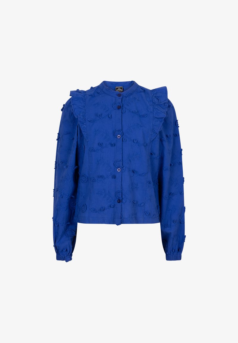 Niebieska bluzka zapinana na guziki z falbaniastymi ramionami, ozdobiona teksturową haftem kwiatowym, z wydłużonymi rękawami i elastycznymi mankietami.