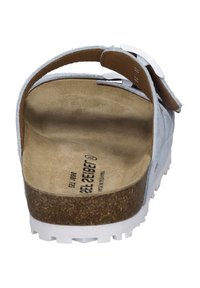 Achteraanzicht van een lichtblauwe sandaal met een kurken voetbed, witte rubberen zool en een verstelbare band met metalen hardware.