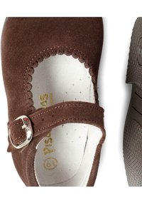 Braune Wildleder-Mary-Jane-Schuhe mit gewellten Kanten, silbernem Schnallenverschluss, weißer Innensohle mit goldener Markenprägung und strukturiertem Gummisohle.