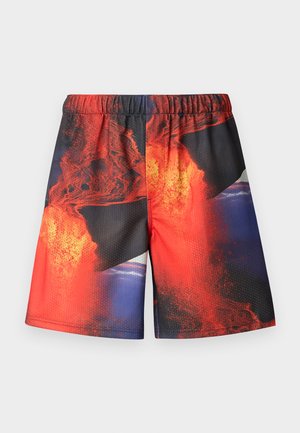 Pantalones cortos deportivos negros para hombre con estampado de erupción volcánica similar a lava en tonos rojo y naranja, y una cintura elástica.