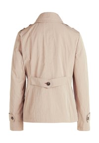 Veste beige pour femmes avec manches longues, poignets boutonnés, patte à la taille arrière avec bouton et col, vue de dos.