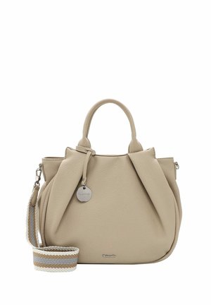 Beige læderhåndtaske med to håndtag, en aftagelig skulderrem i striped stof og en rund metalbrand-charme hængende nær toppen.