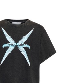 T-shirt in cotone nero con scollo rotondo, caratterizzata da una grande stampa grafica blu di ali stilizzate e una testa di uccello al centro.