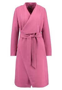 Rosa Wickelmantel mit langen Ärmeln, aus strukturiertem Stoff. Mit einem taillierten Gürtel und einem tiefen V-Ausschnitt. Klare Linien und minimalistische Details.