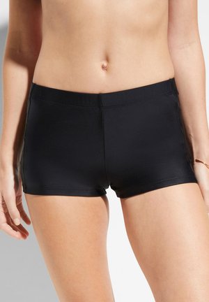 Shorts de bain noirs en tissu extensible, avec une taille mi-haute et un design ajusté qui arrive au milieu de la cuisse. Aucun motif visible.