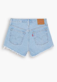 Ljusblå denimshorts med fransad nederkant, två bakfickor och en tan l äderetikett med varumärkesdetaljer på bakre midjan.