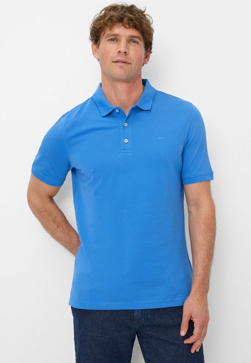 Blaues Polohemd mit kurzen Ärmeln aus Baumwollmischung, mit Kragen, einer Knopfleiste mit drei Knöpfen und einem dezenten Logodetail auf der Brust.