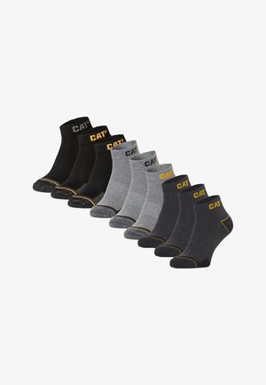Set aus zehn Paar Crew-Socken in Schwarz, Grau und Anthrazit mit geripptem Stoff und gelbem "CAT"-Logo am Bündchen.
