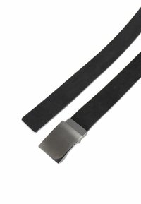 Schwarzer Wildledergürtel mit einer flachen, metallischen silbernen Schnalle. Der Gürtel ist flach und schlicht, hat eine glatte Oberfläche und keine sichtbaren Muster.