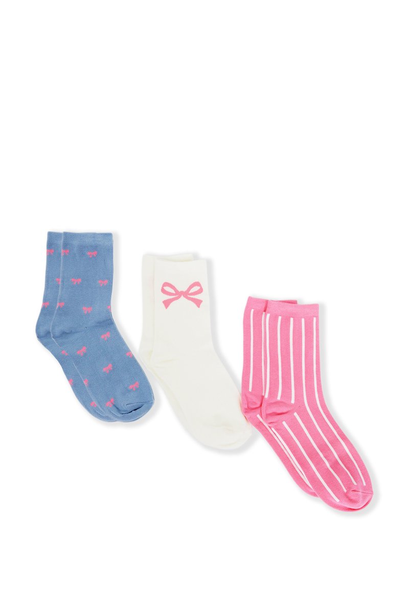 Tres pares de calcetines de tobillo: azules con lazos rosas, blancos con un solo lazo rosa y rosas con rayas verticales blancas.