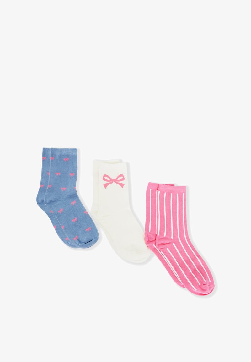 Tres pares de calcetines de tobillo: azules con lazos rosas, blancos con un solo lazo rosa y rosas con rayas verticales blancas.