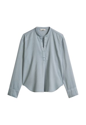 Blouse bleu clair à manches longues avec col mandarin et encolure fendue sur le devant, poignets droits et ourlet légèrement incurvé.