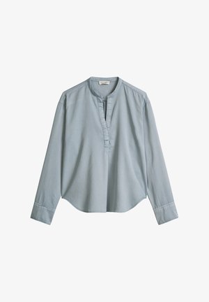 Blouse bleu clair à manches longues avec col mandarin et encolure fendue sur le devant, poignets droits et ourlet légèrement incurvé.