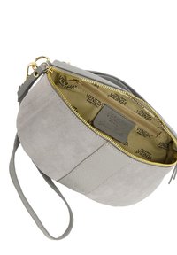 Grå ruskinds crossbody taske med en tekstureret læderdetalje. Guld lynlås lukning, stofinteriør med logo print, og aftagelig strop.