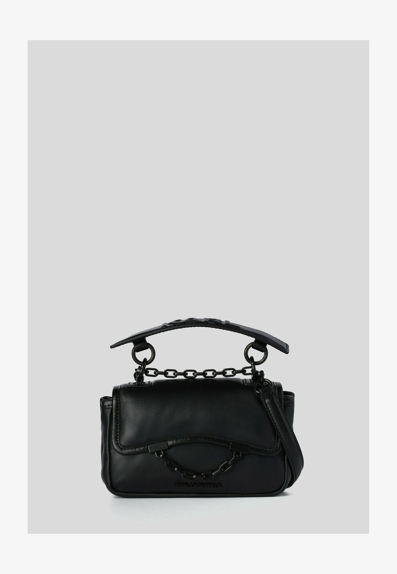 Sac à main en cuir noir avec un design structuré, doté d'une poignée supérieure et de détails en chaîne. Remarqué pour sa texture lisse et son style minimaliste.