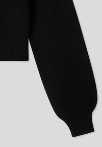 Czarny dzianinowy rękaw swetra z prążkowanym mankietem, gładką strukturą i lekko luźnym krojem. Minimalistyczny design bez widocznych wzorów.