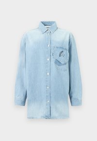 Ανοιχτό μπλε πουκάμισο από τζιν με μακριά μανίκια, κλείσιμο με κουμπιά και δύο επικαλυπτόμενες τσέπες στο στήθος, μία χιαστί με μαύρο λογότυπο.