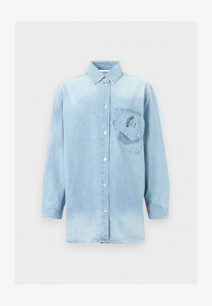 Cămașă din denim albastru deschis cu mâneci lungi, închidere cu nasturi și două buzunare suprapuse la piept, unul înclinat cu text logo negru.