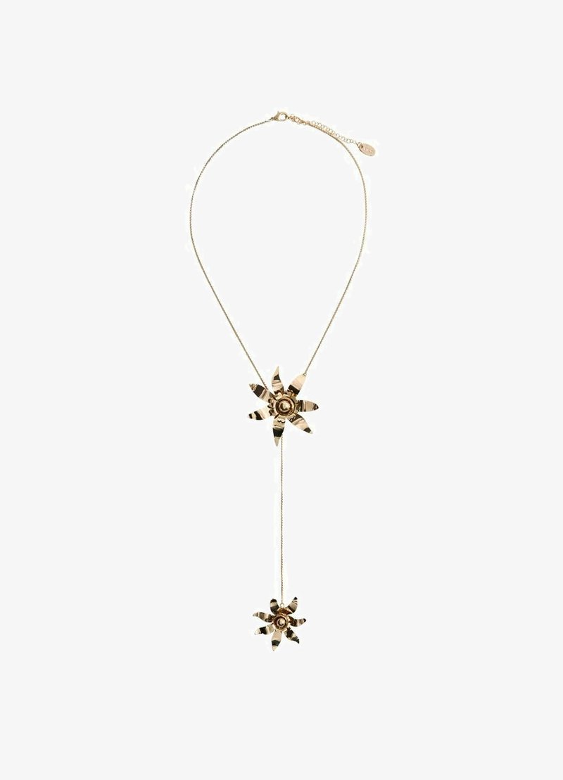 Colier din metal auriu, prezentând două ornamentații florale; una mai mare în partea de sus și una mai mică dedesubt. Designul lanțului are modele intricate pe fiecare floare.