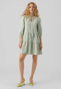 Vero Moda PRETTY 3/4 - Päevakleit - silt green