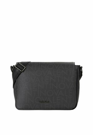 Sac bandoulière noir Valentino avec sangle réglable, fermeture à rabat et motif embossé du nom de la marque sur toute la surface.